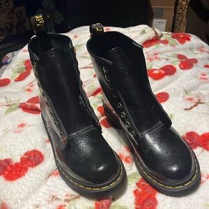 New Dr. Martens distressed patent leather boots size - 7 US L ( no laces)
